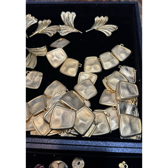 2 lb 4 oz Vintage Craft Jewelry Lot Gold Tone India Parts Beads Wings and Repair - Picture 7 of 16